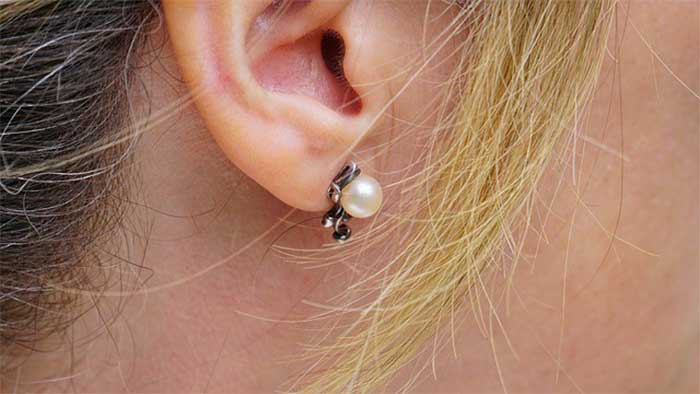 Cara Membersihkan kotoran telinga Dengan Benar dan Aman